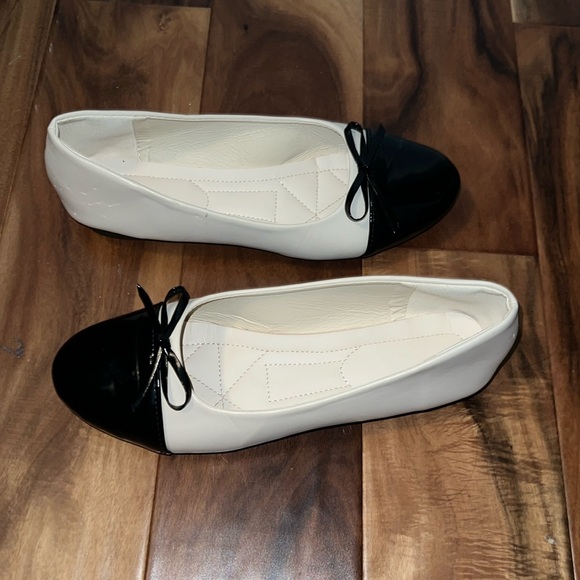 New -never worn matte cream with shiny black toe and bow flats - Picture 1 of 4